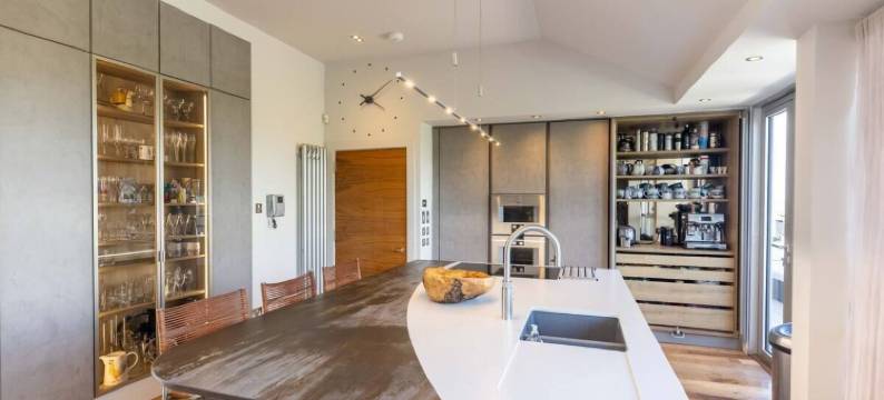 带露台的美丽顶层公寓(Joivy Beautiful Penthouse with Terrace & Jacuzzi)图片