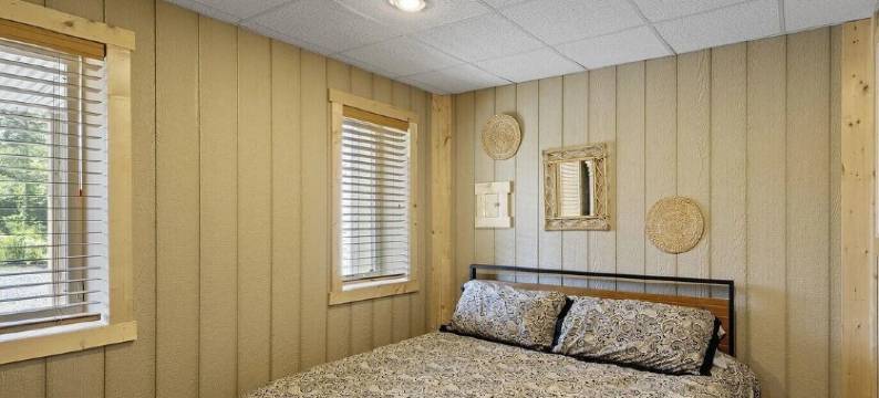 5 Bdrm Dog Friendly, Lake Access Getaway w/Playground, Fire Pit & More图片