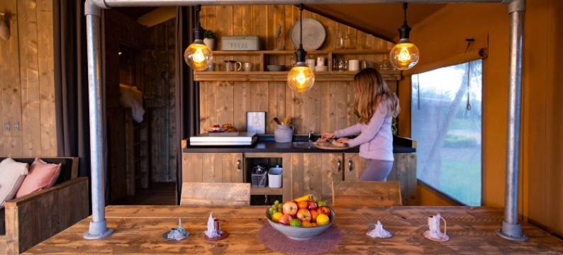 露营地 - 配有厨房和浴室的联合帐篷，位于池塘附近(Campsite - Combined Tents with Kitchen and Bathroom Located Near a Pond)图片