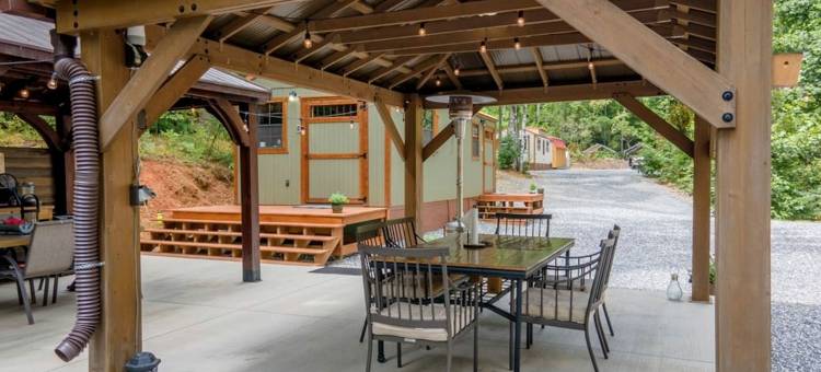 北卡罗莱纳州塔卡西吉河和西尔瓦温馨度假小木屋(Charming Cabin Retreat On Tuckasegee River Near Sylva North Carolina)图片