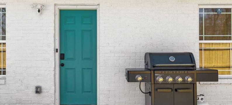 5 mins to DT, family friendly, hot tub, arcade, sleeps 8, fully fenced yard.图片