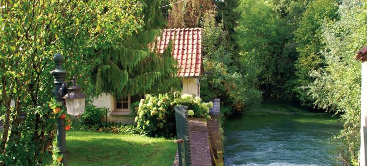 Cottage Near the Mill Pond with a Beautiful Garden图片