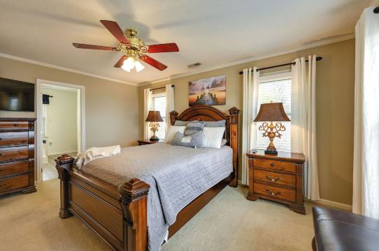 码头和皮划艇:罗阿诺克急流湖畔之家(Dock & Kayaks: Lakefront Roanoke Rapids Home)