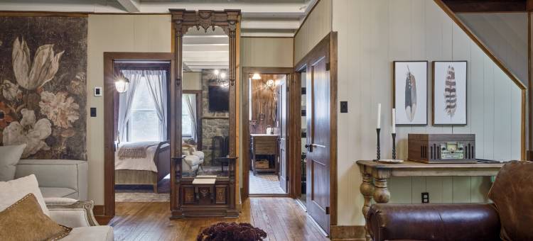 豪华翻新的农家乐小屋(Luxuriously Restored Farm Cabin)图片
