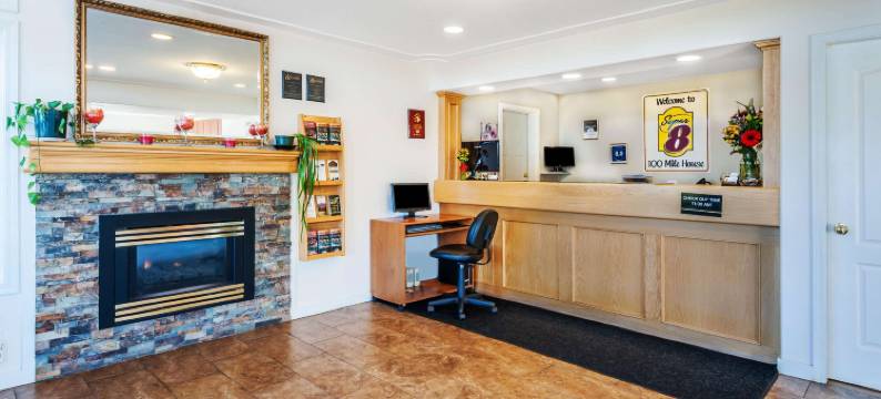 一百哩速8酒店(Super 8 by Wyndham 100 Mile House)图片