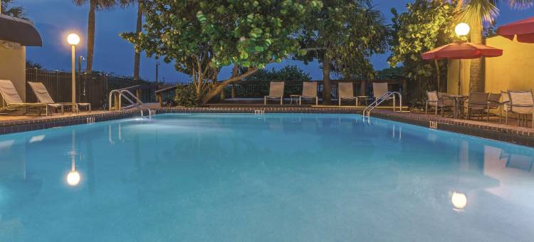 可可比奇海滩海滨拉昆塔温德姆套房酒店(La Quinta Inn & Suites by Wyndham Cocoa Beach Oceanfront)图片