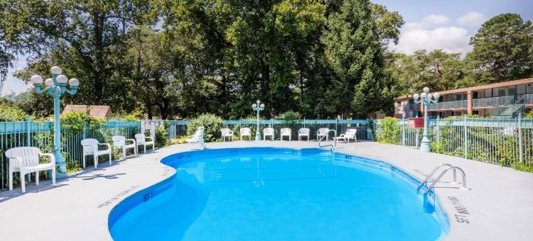 黑山速8酒店(Super 8 by Wyndham Black Mountain)图片