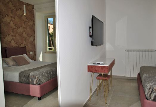 Sea Breeze Seafront Flat Hotel Overview