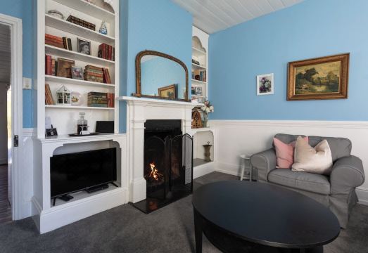 Alice's CottagesHotel Overview