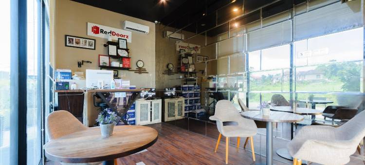 红多兹Plus酒店-近北苏门答腊大学(RedDoorz Plus Near Universitas Sumatera Utara)图片