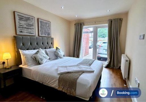 Modern 2 Bed 2 Bath Apartment Free Parking Hotel Overview