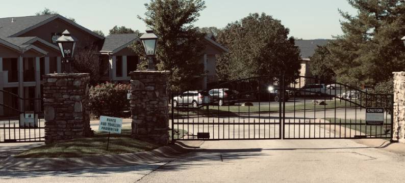 Walk in condo with golf course view.图片