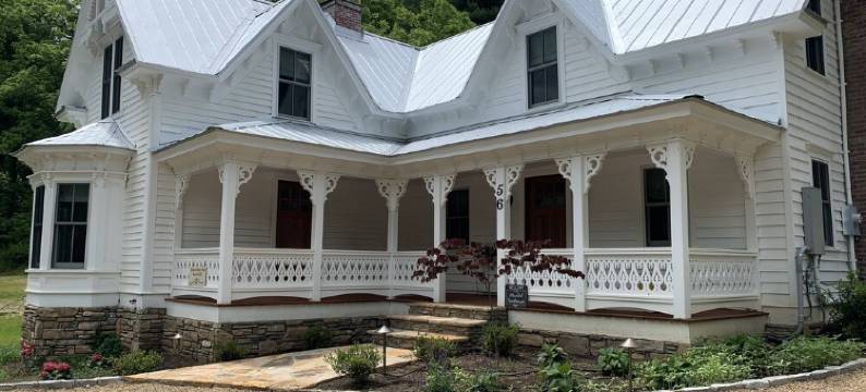 1878 Victorian Farmhouse Near Asheville on 80 Acres图片