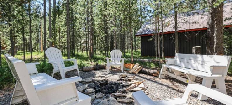 Hot Tub! Cozy beds sleeps 10, Wi-Fi, only 20 miles to West Yellowstone图片