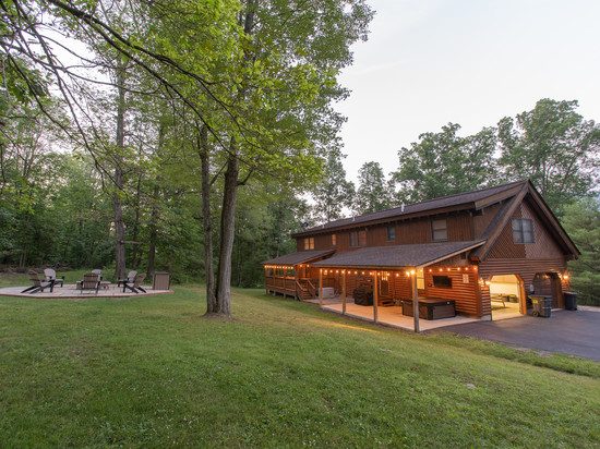 Hot Tub, Game Room and Spacious Yard - Cozy Charming Retreat