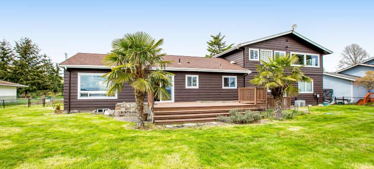 Soundfront home with WiFi, washer/dryer, central AC, and enclosed yard图片