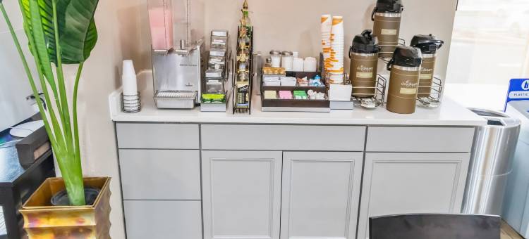 Suburban Studios Brunswick I-95图片