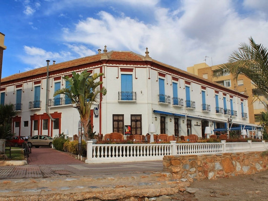 巴尔内奥日恩卡纳西翁酒店