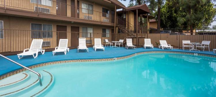 圣贝纳迪诺戴斯酒店-近圣曼努埃尔(Days Inn by Wyndham San Bernardino)图片