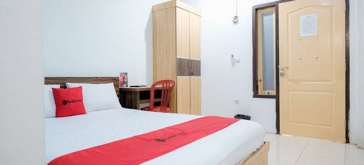 红多兹酒店-近占碑图古佩尔斯(RedDoorz Near Tugu Pers Jambi)图片