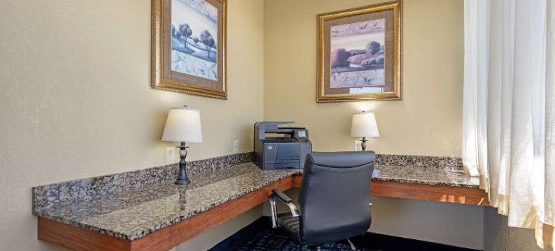 米德内布拉斯贝斯特韦斯特优质套房酒店(Best Western Plus Mid Nebraska Inn  Suites)图片