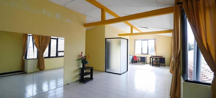 红多兹Plus酒店-近乌蒂普腾巴朗(RedDoorz Plus Near Undip Tembalang)图片