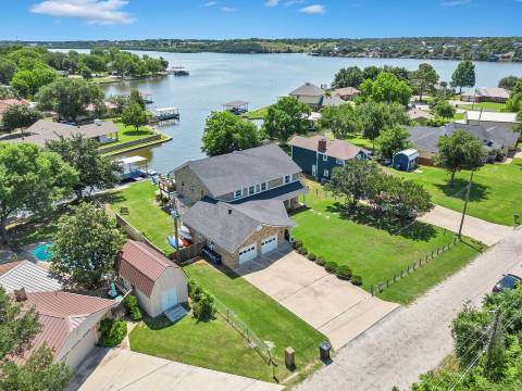 Huge Family Lakehouse · TWO Game Rooms, Fire Pit, Fishing, Kayaks, Pet Friendly