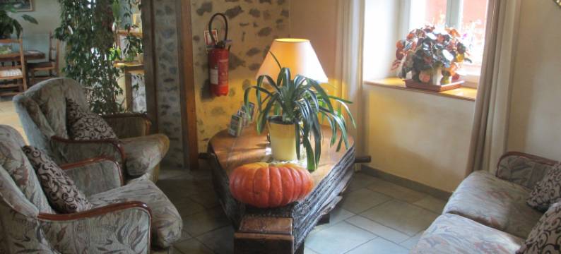 La Crèche酒店餐厅及其室内游泳池 - Logis Hôtels(Hôtel Restaurant la Crèche et sa Piscine intérieure - Logis Hôtels)图片