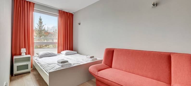 大教堂与房屋 - 日出公寓(Sunrise Apartments Close to the Beach & by Noclegi Renters)图片