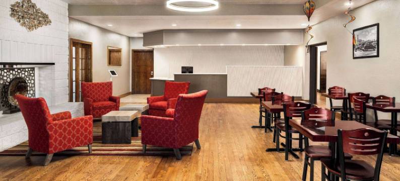 阿尔伯克基机场华美达酒店(Ramada by Wyndham Albuquerque Airport)图片