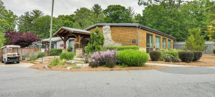 时尚平岩小屋：可使用泳池！(Flat Rock Tiny Home Fall Getaway with Grill!)图片