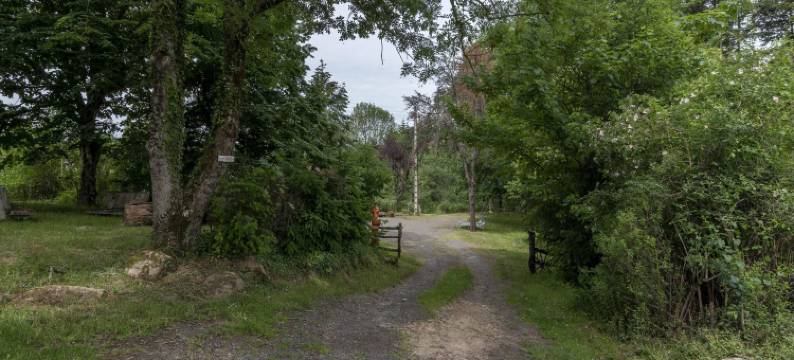 Burgundy Poolside Getaway图片