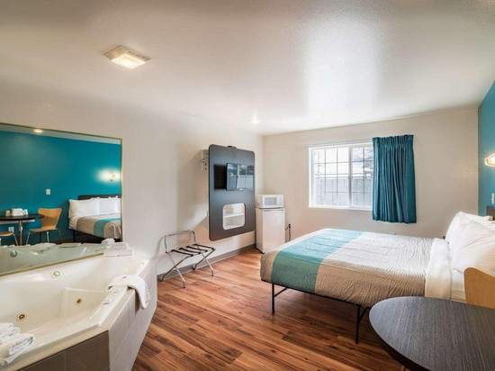 瑞比6号汽车旅馆