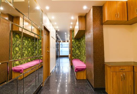 FabHotel Leela Inn - Nr Park Circus 7 Point Hotel Overview