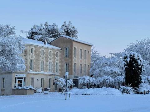 洛吉斯酒店勒里切利厄 - 罗扬大西洋(Logis Hotel le Richelieu - Royan Atlantique)