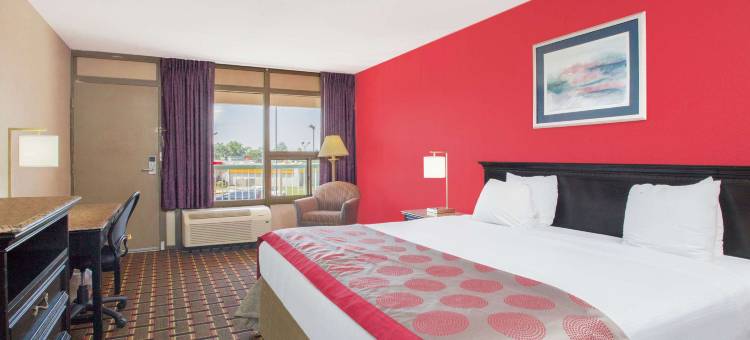 埃奇伍德华美达酒店及会议中心(Ramada by Wyndham Edgewood Hotel & Conference Center)图片