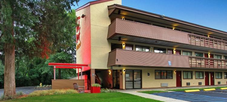 亚特兰大巴克海特红顶Plus酒店(Red Roof PLUS+ Atlanta - Buckhead)图片