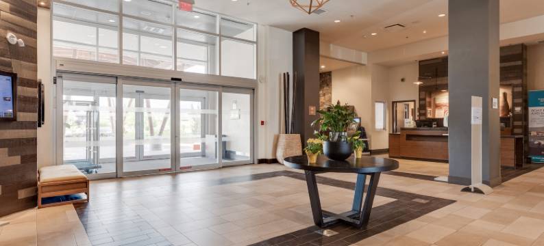 基洛纳机场福朋喜来登酒店(Four Points by Sheraton Kelowna Airport)图片