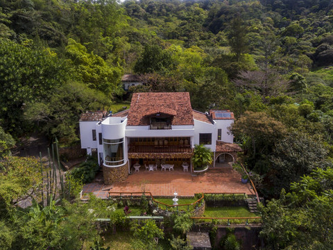 唐恩内斯托酒店由拉钦巴