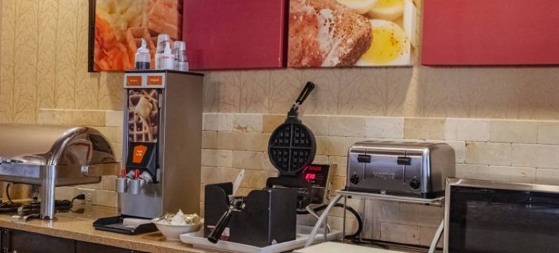 舒适套房酒店(Russell Inn & Suites)图片