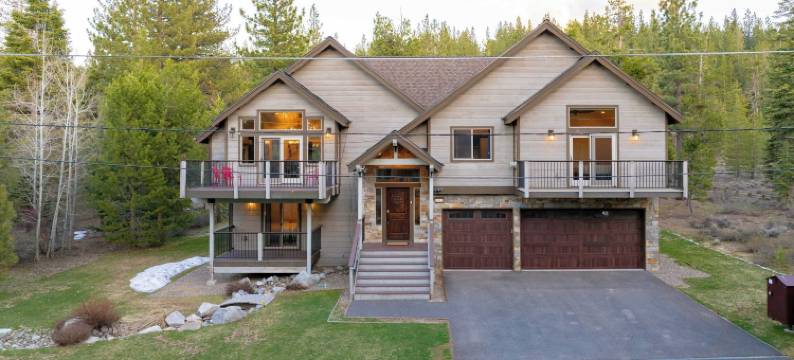 Avantstay的Meyers Meadow热水浴缸，大露台(10Mins to Lake • Hot Tub Game Room Forest Views Meyers Meadow by AvantStay)图片