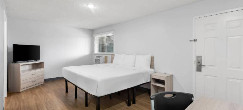 莱克兰北 I-4 郊区开放式客房(Suburban Studios Lakeland North I-4)图片