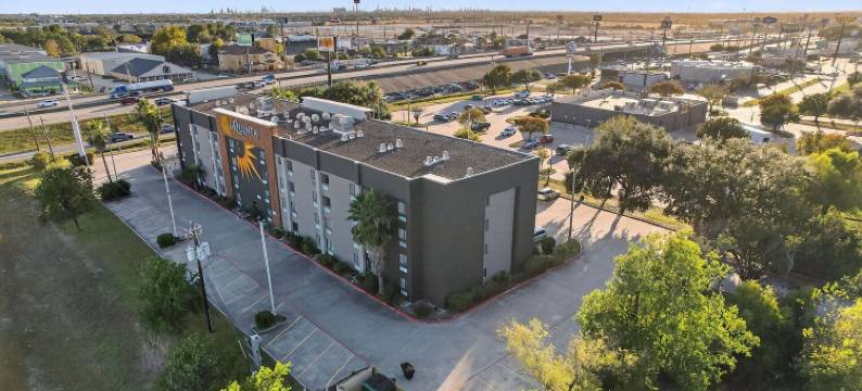 休斯顿贝敦东拉昆塔温德姆套房酒店(La Quinta Inn & Suites by Wyndham Houston Baytown East)图片