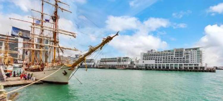 QV Stays Absolute Waterfront Stunner图片