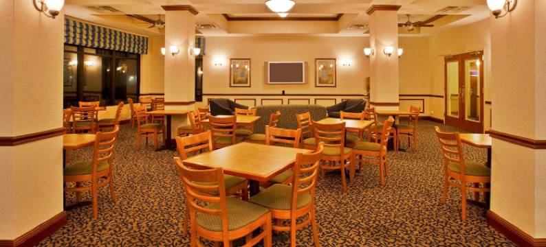 洲际酒店集团智选假日酒店及套房奥基乔比湖(Holiday Inn Express & Suites LAKE OKEECHOBEE by IHG)图片