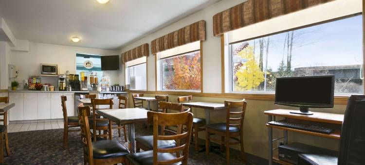 雷夫尔斯托克速8酒店(Super 8 by Wyndham Revelstoke BC)图片