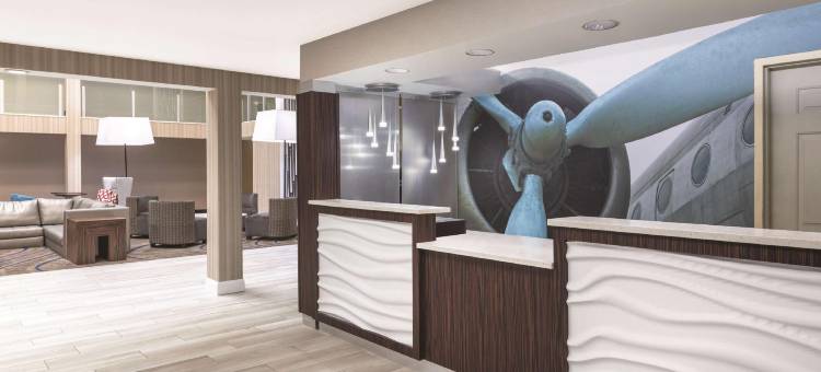 亚特兰大机场南拉昆塔温德姆套房酒店(La Quinta Inn & Suites by Wyndham Atlanta Airport South)图片