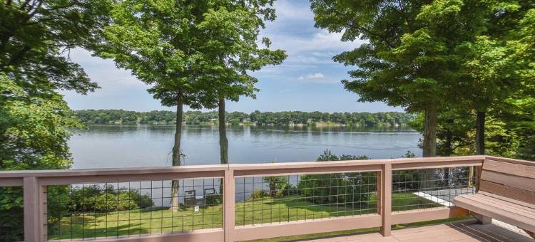 Rustic Hills Retreat...a scenic home on beautiful lake front property.图片