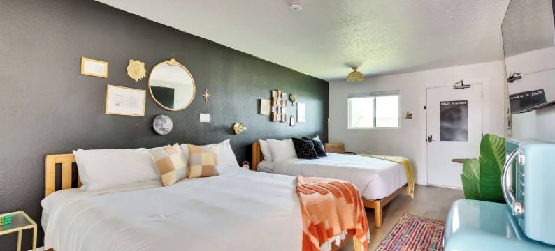 麦考伊酒店克利奇站- 艺术、饮品、泳池社交(Hotel McCoy - Art, Libations, Pool Society)图片