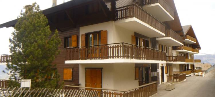 Mountain apartment with parking图片